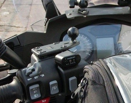 UCHWYT RAM NA ZBIORNICZEK PŁYNU HAMULCOWEGO Z GŁOWICĄ OBROTOWĄ