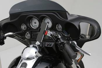 Daytona Uniwersalna poprzeczka w kolorze czarnym, z możliwością zamontowania w obejmie pompy hamulcowej/sprzęgłowe Ø22.2 mm (wersja płaska do Harley-Davidson) 91701
